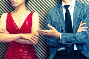 喧嘩するドレスの女性とスーツの男性